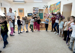 Dzieci tańczą taniec kowbosjki.