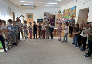 Dzieci pokazują rękami jak krokodyle otwierają paszczę.