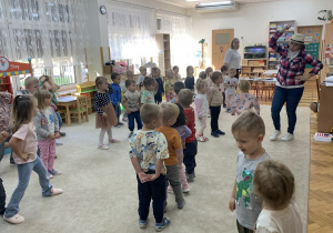 Przedszkolaki tańczą taniec kowbojski.