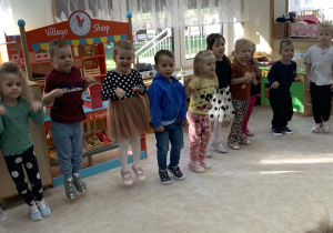 Dzieci skaczą jak kangurki.