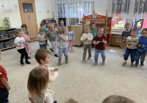 Czterolatki podskakują