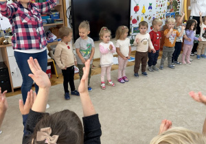 Przedszkolaki klaszczą.