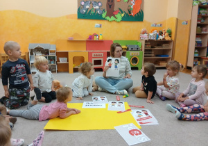 Nauczyciel pokazuje dzieciom ilustrację