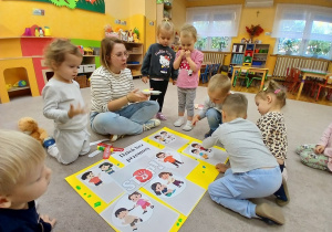 Przedszkolaki robią plakat