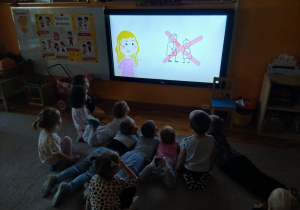 Przedszkolaki oglądają film edukacyjny