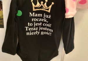 Zdjęcie ubranka z roczku dziecka.