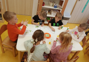 Dzieci wykonują pracę plastyczną.
