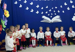 Przedszkolaki grają na klawesach.