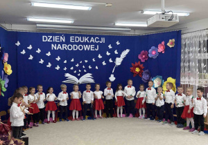 Dzieci śpiewają piosenkę i grają na instrumentach.