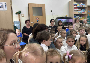 Dzieci oglądają występ.