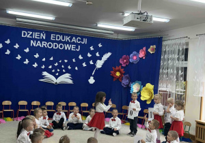 Dzieci stoją z cyferkami.
