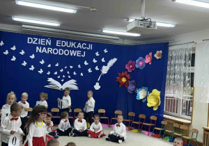 Dzieci idą za dziewczynką w wężyku.