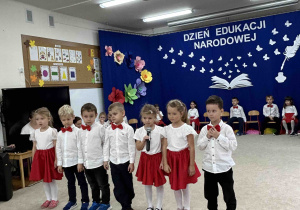 Dziewczynka recytuje wierszyk.