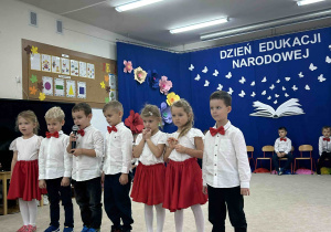 Chłopiec recytuje wiersz.