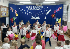 Dzieci tańczą z pomponami.