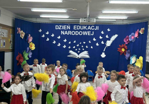 Przedszkolaki tańczą do utworu Mamma Mia.