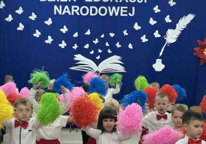 Dzieci potrząsają pomponami.