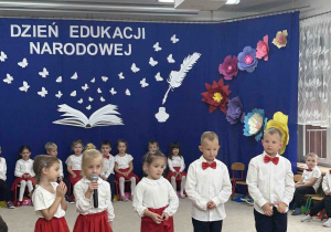 Dziewczynka składa życzenia z okazji Dnia Edukacji Narodowej.