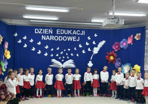 Wszystkie dzieci śpiewają piosenkę dla Pań.