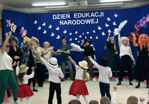 Zaproszeni goście tańczą z dziećmi.