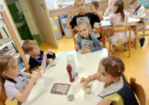 Dzieci przygotowują zdrowe deserki.