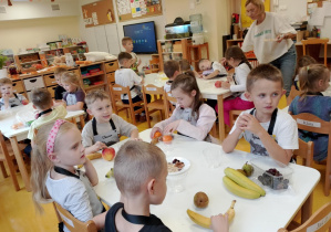 Dzieci prezentują swoje ulubione owoce.