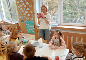 Pani odczytuje zawartość cukru w przekąsce dzieci.