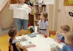 Pani sprawdza zawartość cukru w ketchupie.
