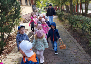 Kropelki idą szukać darów jesieni.