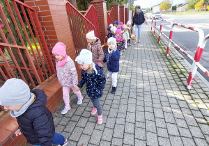 Dzieci idą zbierać liście.