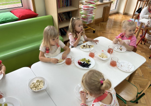 Czterolatki zjadają przygotowane przez siebie naleśniki.