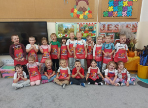 Dzieci ubrane w fartuszki