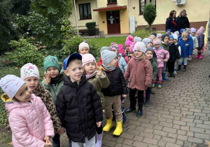 Przedszkolaki czekają na autobus.