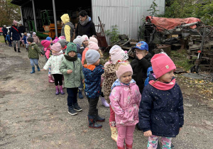 Dzieci zaczynają zwiedzanie sadu.