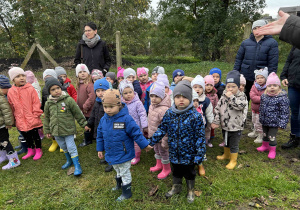 Dzieci oglądają sad.