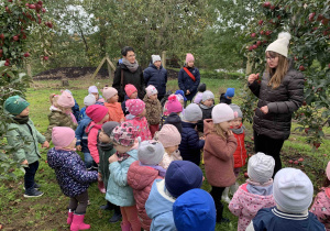 Dzieci słuchają Pani.