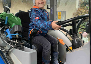 Chłopiec w traktorze.