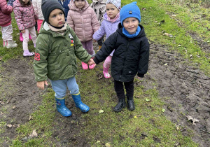 Dzieci idą do sadu.