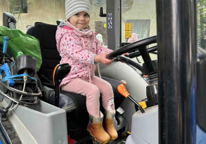 Dziewczynka w traktorze.