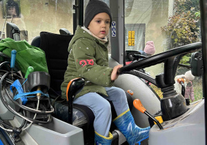 Chłopiec w traktorze.