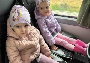 Dzieci wracają autobusem do przedszkola.