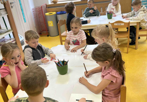 Dziewczynka pokazuje strach.