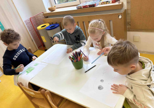 Dzieci rysują stworki.