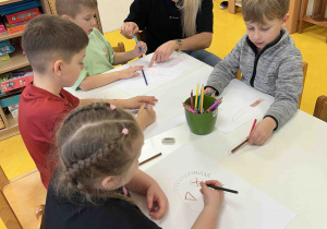 Dzieci rysują stworki.