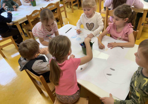 Dzieci rysują stworki.