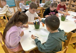 Dzieci rysują stworki.