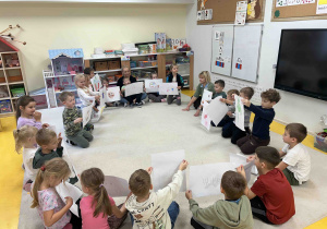 Dzieci prezentują wytwory swojej pracy.