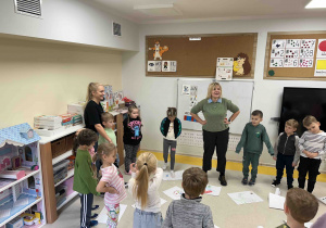 Dzieci stoją w kole.