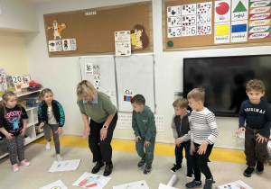 Dzieci powtarzają ruchy po pani psycholog.