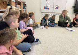 Dzieci słuchają Pani psycholog.